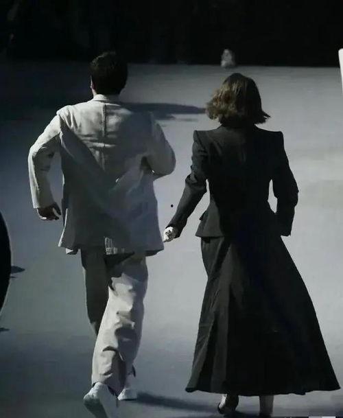 为了吃瓜进娱乐圈见红了,一场意外的明星之旅 第2张 为了吃瓜进娱乐圈见红了,一场意外的明星之旅 第2张